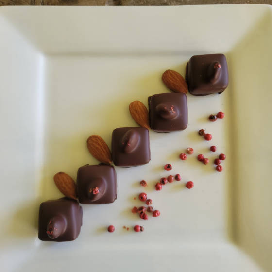 oak_chocolate/pinkpepperalmondtruffle.jpg